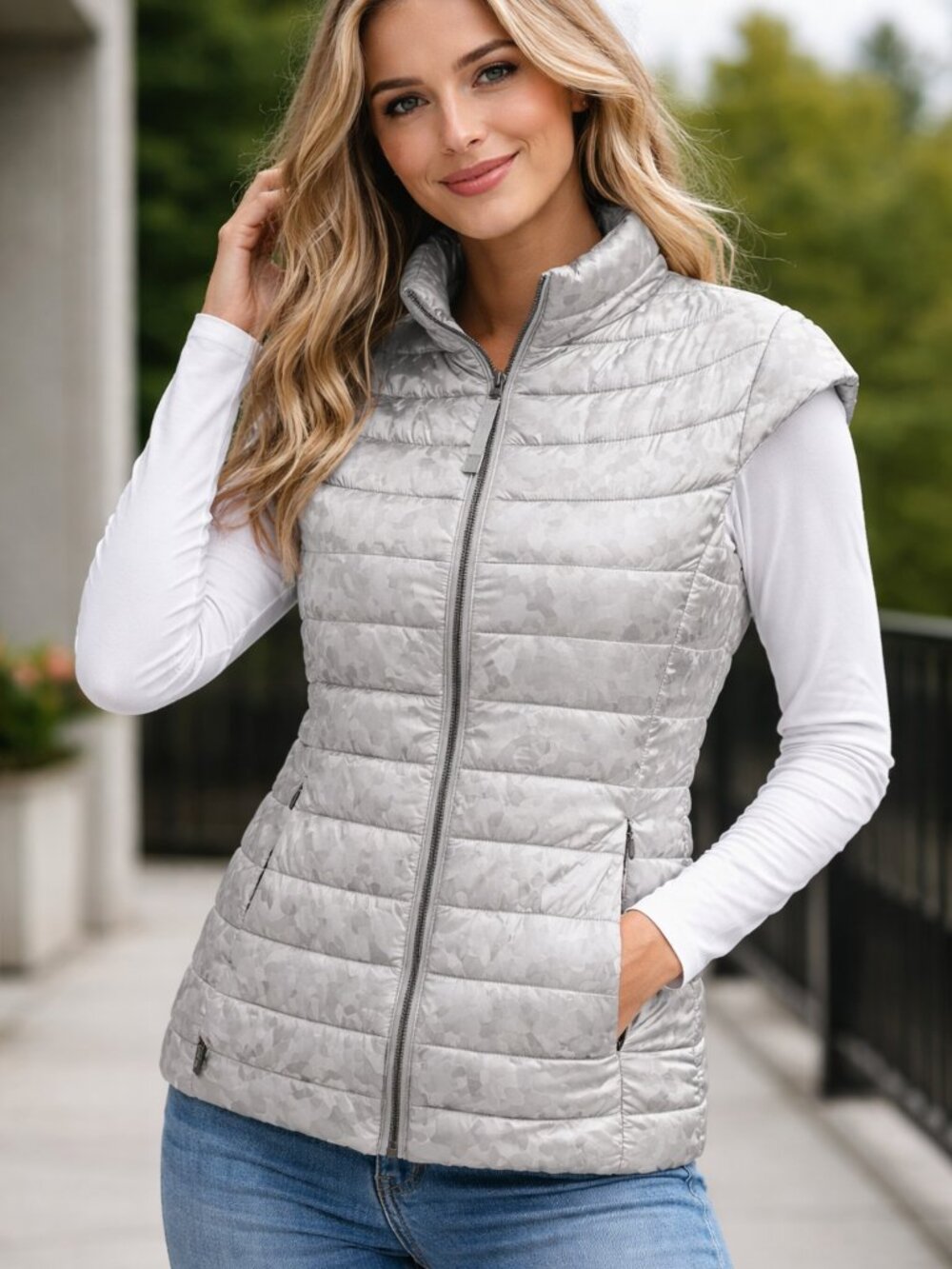 OhSho bodypuffer vest, metallic silver, 3d effect, sz s, EUC, layering, sports,